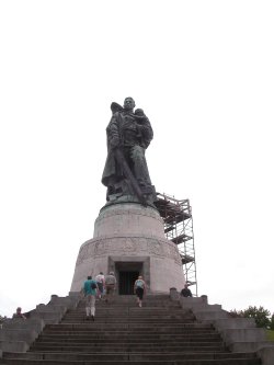 Treptower Park Hero